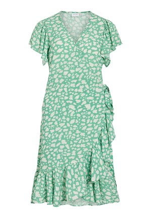 Vestido verde com um design envolvente, mangas curtas e franzidas, e manchas brancas abstratas. Apresenta uma barra rodada e um laço lateral para ajuste no tamanho.