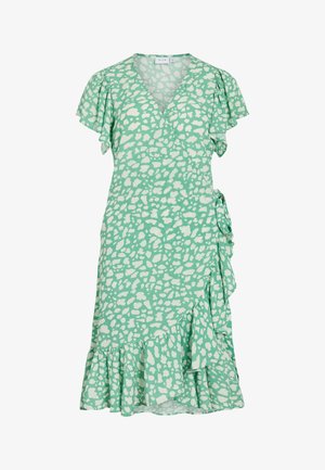 Vestido verde com um design envolvente, mangas curtas e franzidas, e manchas brancas abstratas. Apresenta uma barra rodada e um laço lateral para ajuste no tamanho.