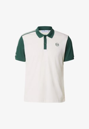 Koszulka polo z białym korpusem i zielonymi krótkimi rękawami, z kołnierzykiem na guziki, haftowanym logo oraz kontrastującymi paskami po bokach.