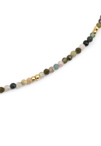 Collier en perles de pierres précieuses multicolores avec des perles facettées vertes, roses et grises, rehaussé de séparateurs en métal doré.