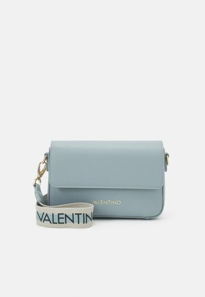 Bolso bandolera azul claro Valentino con cierre de solapa y correa beige desmontable impresa con "VALENTINO" en letras negras.