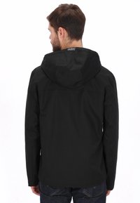 Zwarte waterdichte jas met capuchon, met een gladde textuur en strakke lijnen. Achteraanzicht toont minimalistisch ontwerp zonder zichtbare merknaam.