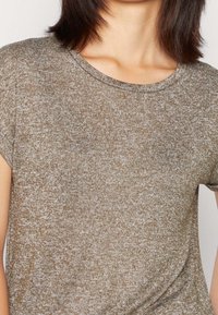 Krátký rukáv, tričko s kulatým výstřihem z texturované hnědé tkaniny s jemným žíhaným vzorem, s volnějším střihem pro pohodlí.