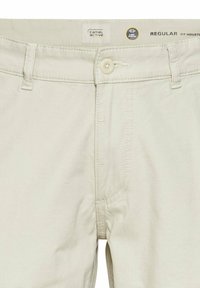 Lichtbeige katoenen broek in een regular fit, met een knoopsluiting, vijf zakken en subtiele stikdetails.