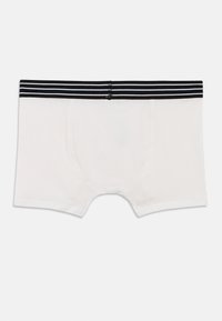 Boxeri albi din material moale, cu talie elastică neagră și albastră în dungi și croială standard până la mijlocul coapsei.