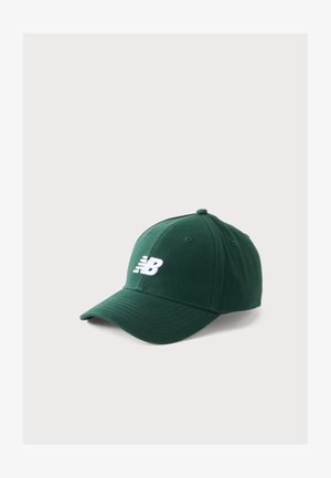 Casquette de baseball vert foncé avec une visière courbée et un logo "NB" brodé en blanc sur le panneau avant, affichée sur un fond clair.