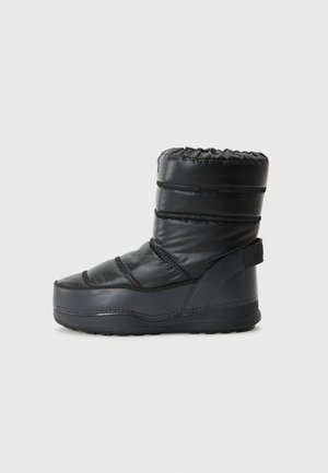 Bottine isolante noire avec un bout rond, un haut élastique et une semelle texturée, conçue pour la chaleur et le confort par temps froid.
