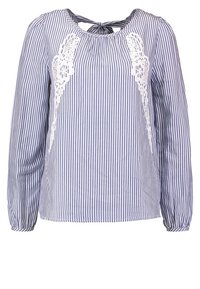 Blouse à manches longues à rayures verticales bleues et blanches, détails en dentelle florale blanche sur les côtés avant, et fermeture par nœud dans le dos au niveau de l'encolure.