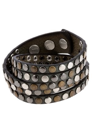 Musta nahkainen rannekoru, jossa on riveittäin pyöreitä metallisia niittejä hopean, pronssin ja asemetallin sävyissä, kierrettynä valkoisella taustalla.