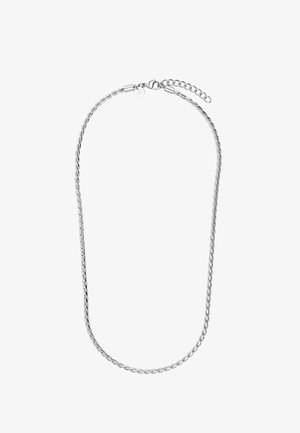 Zilveren gedraaide touwketting halsketting met kreeftenklauw sluiting en verstelbare verlengketting op witte achtergrond.