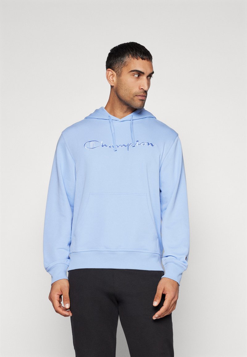 Hellblaues Hoodie mit einer Zugkordelkapuze, Fronttasche und eingesticktem "Champion"-Logo. Weicher Stoff mit gerippten Bündchen und Saum.