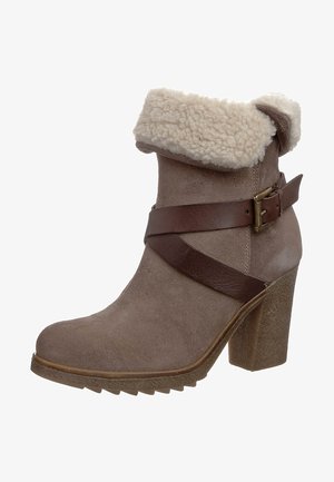 Brun ruskind ankle støvle med chunky hæl, fåreskindskant og dekorativ mørkebrun læderrem med messing spænde.