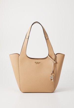 Sac fourre-tout en cuir beige texturé avec doubles poignées et porte-clés décoratif, avec petit logo Guess doré à l'avant.