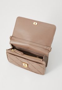 Μπεζ δερμάτινο πορτοφόλι με επενδυμένο σχέδιο, χρυσά εξαρτήματα, τσεπάκι με φερμουάρ και κλείσιμο με κουμπί; ο εσωτερικός χώρος διαθέτει θήκες για κάρτες και απαλό επένδυση.