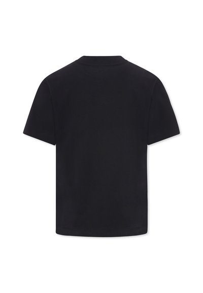 Czarna koszulka z krótkim rękawem, wykonana z miękkiego materiału. Posiada klasyczny dekolt typu crew neck, bez widocznego logo czy ozdób. Widok z tyłu.