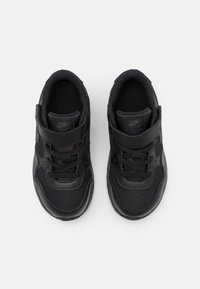 Svarta Nike-skor med meshuvöverdel, vadderad krage, snörning och kardborreband. Gummisula med lätt textur för grepp.