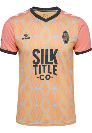 Gelbes und pinkfarbenes Sporttrikot mit geometrischem Muster und schwarzem Besatz, "Silk Title Co"-Logo in der Mitte, "LV Lights FC"-Abzeichen und Hummel-Markenkennzeichen.