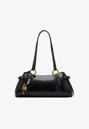 Borsa a mano in pelle nera con una texture liscia, forma arrotondata, dettagli in hardware dorato e doppi manici. Presenta un lucchetto decorativo sul lato.