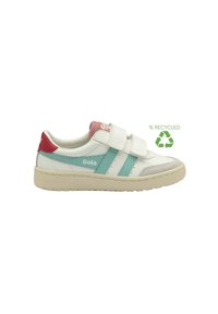 Vit Gola-sneaker med turkosa ränder, röd hälflik, två kardborreband, beige sula och återvinningssymbol som indikerar återvunna material.