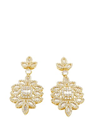 Paio di orecchini d’oro ornati con motivi floreali intricati, incastonati con piccoli cristalli bianchi, esposti su sfondo bianco.