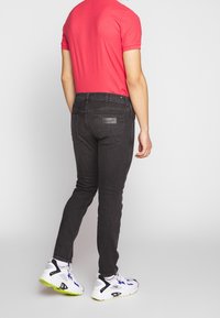 Wrangler Vaqueros pitillo - grey denim