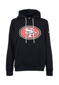 Zwarte hoodie met een buidelzak, witte trekkoorden en een circulair rood en goud SF-logo op de borst. Gemaakt van zachte, ademende stof.