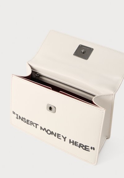 Λευκή δερμάτινη τσάντα χιαστί με ανοιχτό καπάκι, που φέρει μαύρο κείμενο «ΒΑΛΕ ΧΡΗΜΑΤΑ ΕΔΩ» στο μπροστινό μέρος και εμφανές εσωτερικό διαμέρισμα με φερμουάρ.