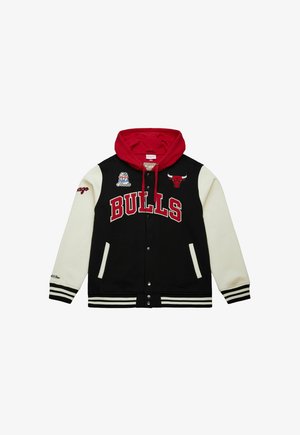 Schwarz-cremefarbende Collegejacke mit roter Kapuze, "BULLS" Schriftzug, Teamlogo, gerippten Bündchen und Seitentaschen; mit gestickten Details.