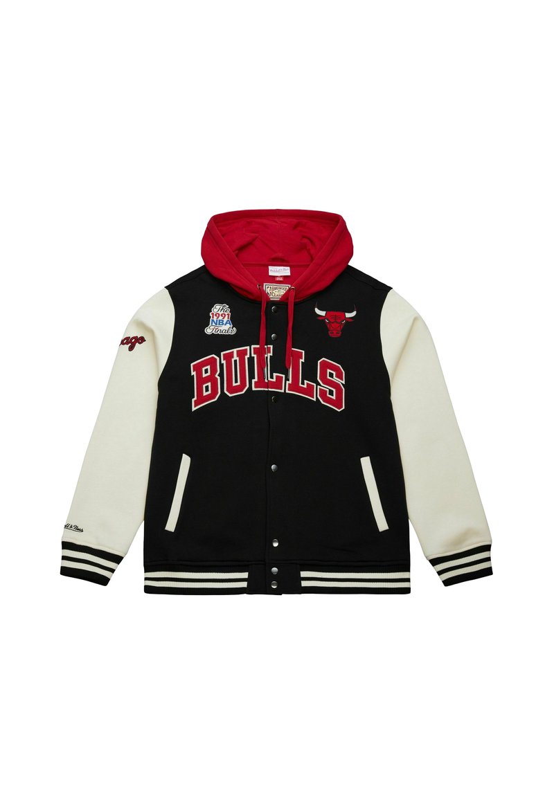 Giacca varsity nera e crema con cappuccio rosso, lettering "BULLS", logo della squadra, polsini a costine e tasche laterali; presenta dettagli ricamati.