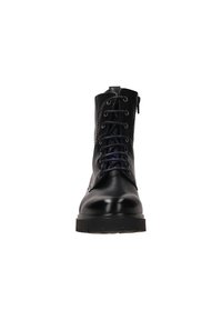 Zwarte leren enkellaarsjes met een ronde neus, voorlacing en een zijrits. Dikke rubberen zool met een gepatterde loopvlak voor grip.