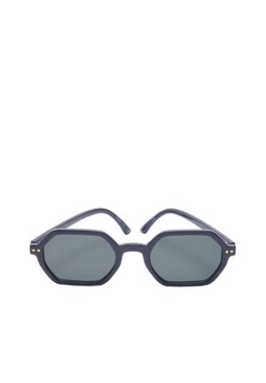 Ośmiokątne okulary przeciwsłoneczne z ciemnoszarymi soczewkami, czarną plastikową oprawą i złotymi akcentami w rogach. Smukły, nowoczesny design.