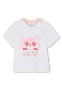 Bílý tričko s krátkým rukávem vyrobené z bavlny, s růžovou kreslenou kočkou v brýlích a se závažím, s nápisem "BOSS" v růžové barvě pod ní.