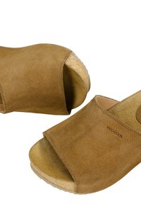 Bruine suède open-toe platform sandalen met een kurken zool, voorzien van een brede band over de bovenkant en een reliëf logo-detail. Soepele textuur.