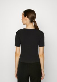 Noisy May NMMAYA O NECK CUTOUT - T-shirt con stampa - black