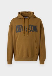 Brązowy hoodie z kapturem, z dużą czarną grafiką "Hugo" z przodu, ze sznurkiem do regulacji kaptura oraz kieszenią kangurkową. Miękka tkanina, luźny krój.