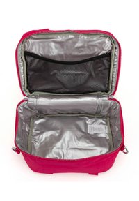 Roze geïsoleerde tas met een zilveren interieur, voorzien van een gaasvak en ritssluiting. Rechthoekige vorm met een zachte textuur.