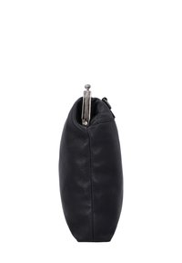 Schwarze Leder-Clutch aus seitlicher Ansicht, mit einem silbernen Metallschloss und einer glatten, abgerundeten Form mit minimaler Gestaltung.