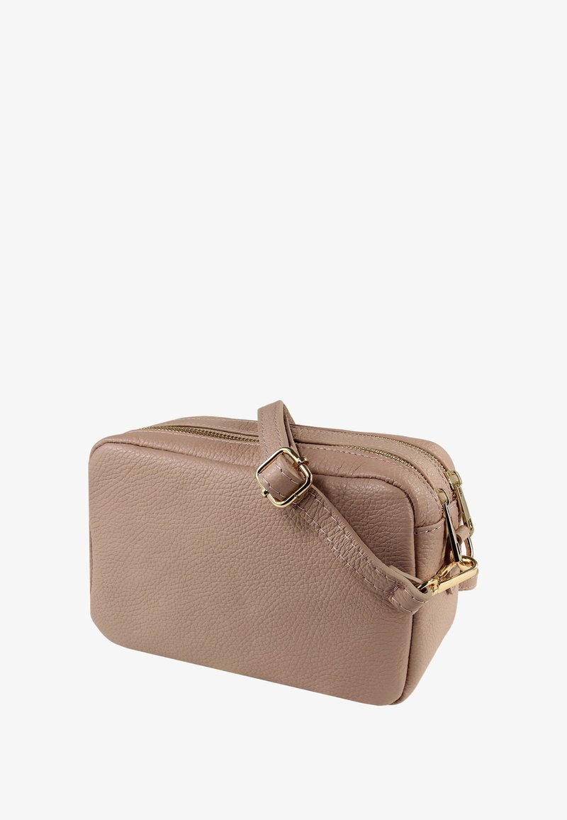 Rechteckige hellbeige Ledertasche mit strukturierter Oberfläche, zwei Reißverschlüssen oben und abnehmbarem goldfarbenem Riemen.