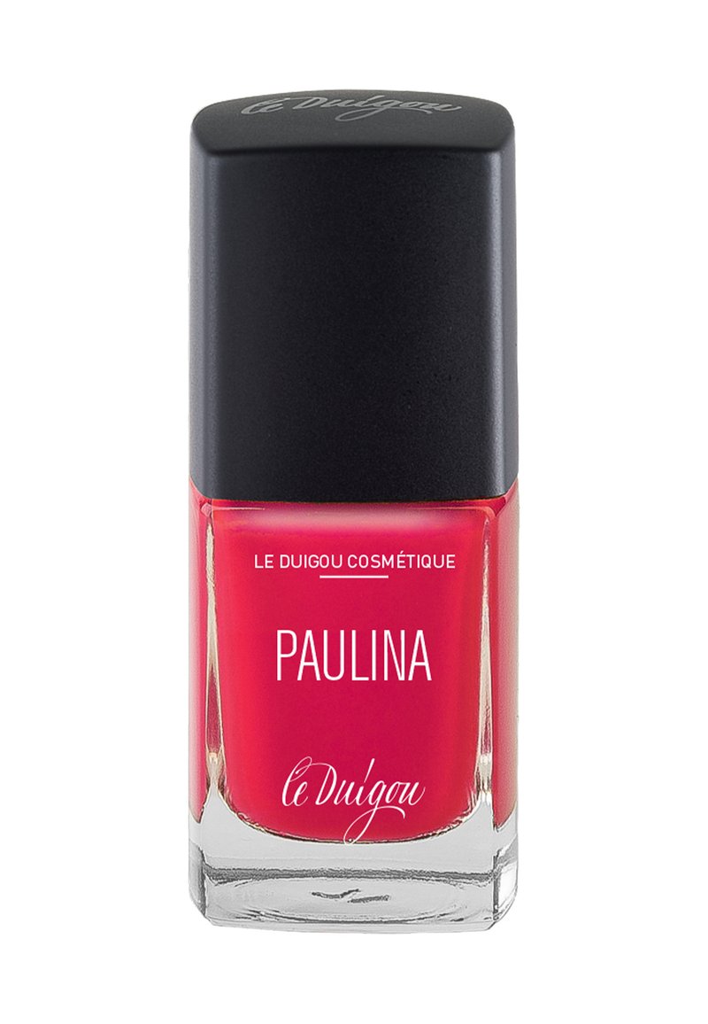Roter Nagellack in einer quadratischen Glasflasche mit schwarzem Deckel. Enthält weißen Text: "PAULINA" und "le Duigou cosmétique."