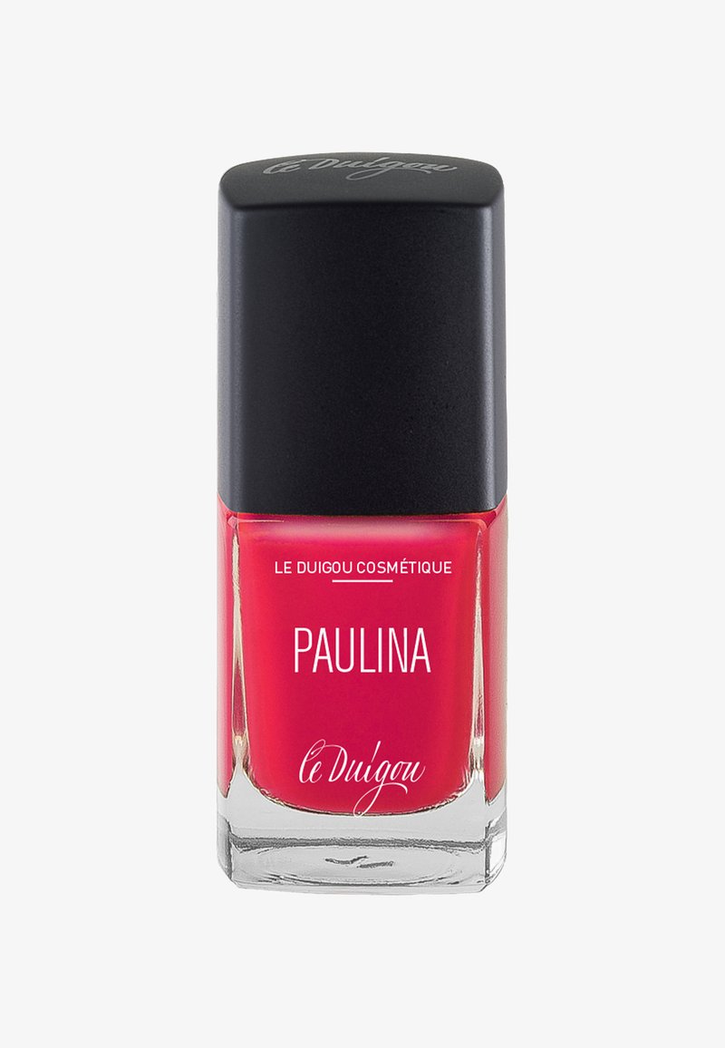 Roter Nagellack in einer quadratischen Glasflasche mit schwarzem Deckel. Enthält weißen Text: "PAULINA" und "le Duigou cosmétique."