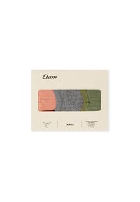 Drei Tanga-Höschen, die in einer Schachtel präsentiert werden. Die Farben sind Koralle, Grau und Olivgrün. Jedes Stück hat eine gerippte Struktur und einen elastischen Bund.