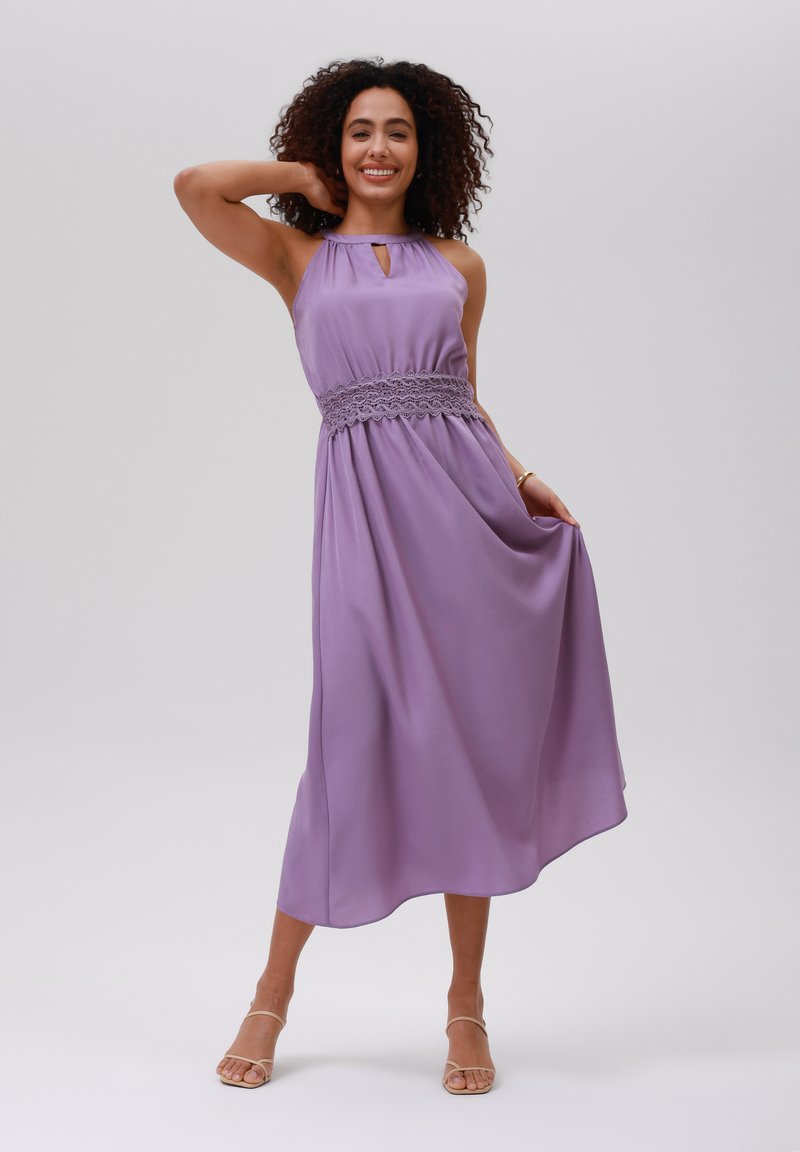 Lavendel mouwloos jurkje met een keyhole halslijn en een elastische taille met kantdetails, vloeiende mid-lengte rok en een gladde textuur.