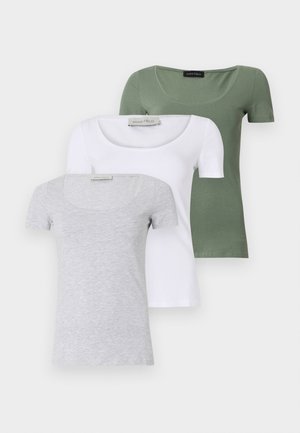 Tre kortärmade T-shirts staplade: en grå melerad, en vit och en olivgrön. Varje tröja har en rundad halsringning och är tillverkad av mjukt bomullstyg.