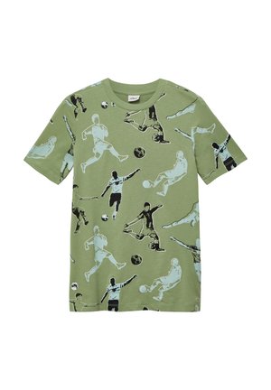Zielona koszulka z krótkim rękawem, ozdobiona czarno-białymi sylwetkami piłkarzy w różnych dynamicznych pozach oraz rozrzuconymi na tkaninie piłkami nożnymi.