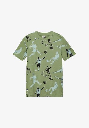 Groen shirt met korte mouwen en zwart-witte silhouetten van voetballers in verschillende actiehoudingen, met voetbalballen verspreid over de stof.