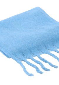 Lichtblauwe gebreide sjaal, met een zachte textuur, rechthoekige vorm en franjes aan de randen. Detailinformatie omvat een iets ongelijkmatige breipatroon.