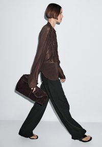 Massimo Dutti FLOWING BIB-FRONT WITH RUFFLES - Overhemdblouse - dark brown