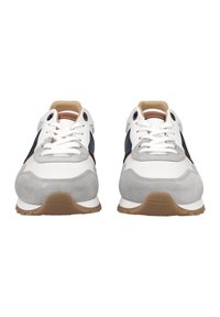 Sneakers van wit leer met grijs suède en marineblauwe accenten. Kenmerken zijn onder andere een ronde neus, platte veters en een gestructureerde rubberen zool.