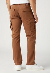 Braune Cargo-Hosen mit geradem Bein, aus strukturiertem Stoff, mit zwei seitlichen Taschen und zwei Gesäßtaschen.