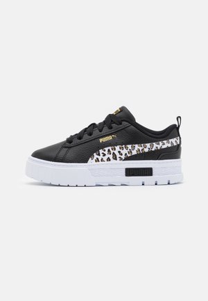 Czarny sneaker Puma z białą podeszwą platformą, paskiem Puma w panterkę, czarnymi sznurówkami i złotym logo Puma po boku i na języku.